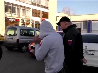 Znásilnenie alebo dobrovoľný akt? Ženu mal napadnúť pred očami jej mamy