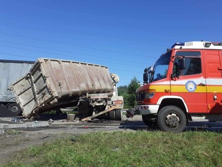 Vodiči pozor: Zrážka kamiónov zastavila dopravu na kľúčovom úseku
