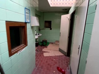 Zakrvavený muž ležal na zastávke MHD. Na verejných toaletách ho vraj bodol jeho kamarát