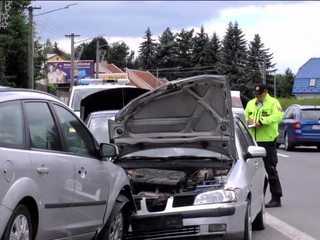 Muž jediným nárazom zdemoloval štyri autá