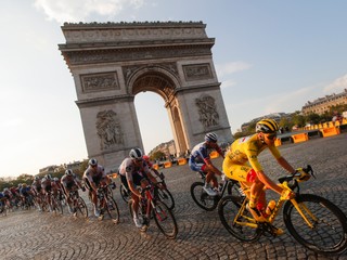 21. etapa TdF: Sagan tretí, Bennett potvrdil svoj triumf v zelenom drese