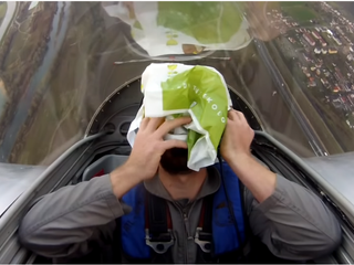 Sagan v stíhačke s igelitkou na hlave!