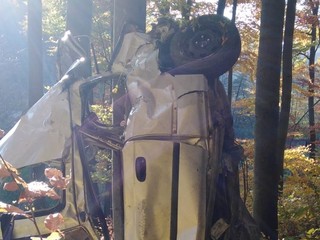 Mladý vodič v noci narazil vo vysokej rýchlosti do svahu a auto zostalo na strome. Našli ho až ráno