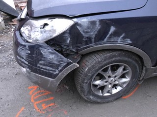 Vodič s takmer tromi promile narazil do značky, poškodil múr, auto aj garáž