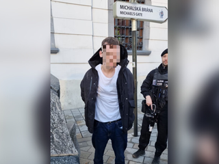 Po potýčke krvavý útok. Polícia obvinila len 20-ročného útočníka