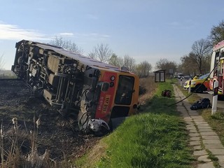 V Maďarsku sa zrazil vlak s dodávkou. Hlásia 5 obetí a zranených