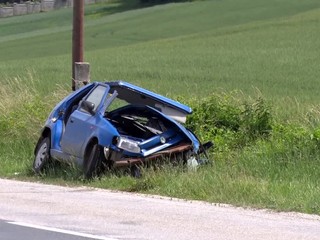 Pred dvoma týždňami sa v Brodzanoch stala nehoda. Auto je v priekope dodnes