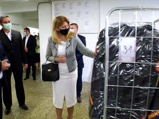 Prezidentka Čaputová v práčovni. Perú sa v nej uniformy pre čestnú stráž