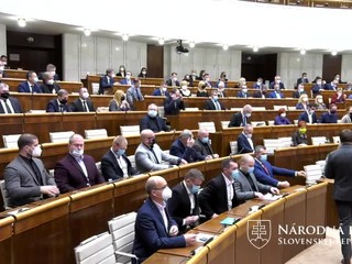 Mimoriadnu schôdzu o nedôvere vlády neotvorili. Za hlasovali aj niektorí koaliční poslanci
