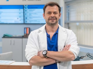 Alexander Bárta hviezdi ako Balog z Nemocnice: Pamätáte si ešte, ako vyzeral v Paneláku?