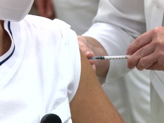 Lekári sa ďalej očkujú, prosia o zodpovednosť. Situácia v nemocniciach je naďalej kritická