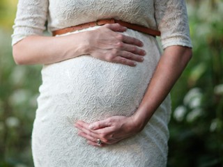 Vláda schválila ďalšiu novelu: O dávku tehotenské už požiadate bez papierov, o dôchodok na jeden klik