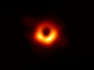 FOTO: Vedci zverejnili prvú fotku čiernej diery
