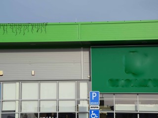 Muž vyliezol na obchod a ukradol výzdobu. Reťaz zavesil na dom