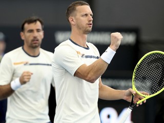 Polášek s Dodigom postúpili do štvrťfinále štvorhry, sfúkli legendy