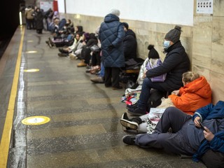 Pomôcť vojnovým utečencom z Ukrajiny s dočasným bývaním chcú mestá, školy, cirkev aj jednotlivci