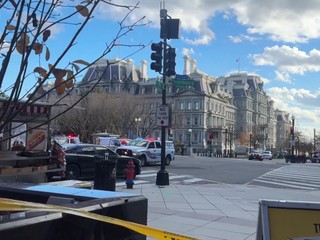 Neďaleko Bieleho domu postrelili dvoch gardistov. Trump útočníka označil za zviera