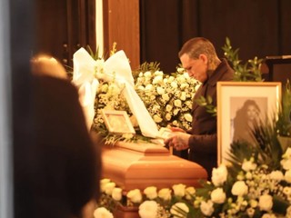 Posledné zbohom Monike Jákliovej: Zronený Gábor a snúbenec obklopený ochrankou