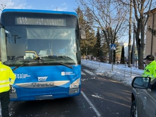 Vážna dopravná nehoda pri Martine. Dievča ostalo uväznené pod autobusom