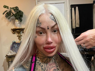 Erotickej modelke s gigantickými prsami neumožnili letieť lietadlom