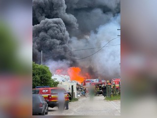 Obrovský požiar pri Nových Zámkoch: Horí firma na spracovanie plastov a papiera