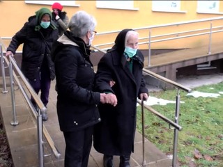 V nemocnici v Snine sa zaočkovala aj bývalá zdravotná sestra, 94-ročná Anna