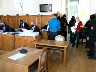 Začal súdny proces so skupinou, ktorá si mala objednať vraždu starostu