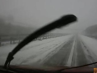 Viete, prečo je lepšie po nehode vystúpiť z auta a ísť za zvodidlá?