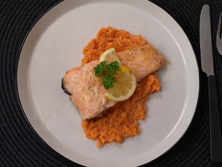 Losos s batátovým pyré a maslovo-bylinkovou omáčkou