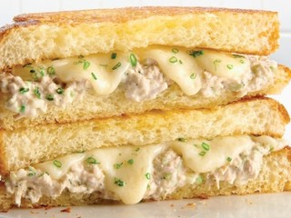 Chrumkavej dobrote neodoláte! Pripravte si najchutnejší tuniakový sendvič podľa šéfkuchára