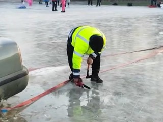 Toto rozhodne nebol dobrý nápad. Autom sa vybrala šantiť na ľad