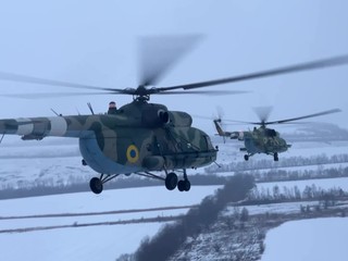 Ukrajine sme darovali päť vrtuľníkov a muníciu do raketometov. Štáb TV JOJ nakrútil nočný konvoj