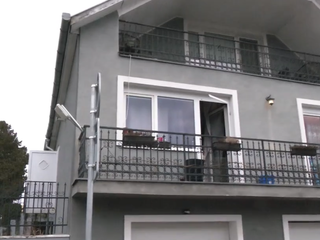 Fotka so zbraňou: Syna muža, ktorý je podozrivý z vraždy ženy a jej dcéry, vzala polícia