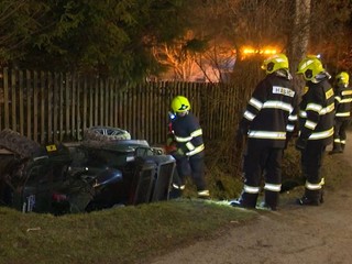 Pri nehode sa zranili dvaja ľudia: Štvorkolka skončila prevrátená v potoku