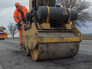 Keď sa asfalt mení na ementál: Cesty po zime kolabujú, výtlky poškodzujú autá po celom Slovensku