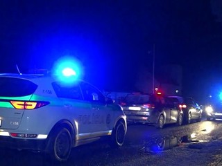 Policajná naháňačka: Na aute s kradnutými EČV vytrvalo unikal, no bezúspešne