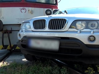 Auto sa zrazilo s osobným vlakom. Vo vlaku sedelo zhruba 30 žiakov, ktorí sa vracali z výletu