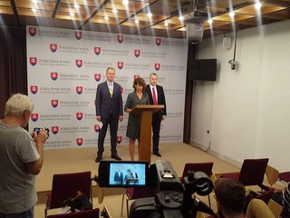 Tlačová konferencia opozície: NAKA tečie do topánok