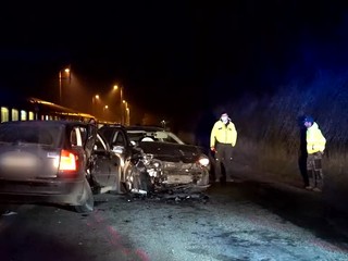 Vodič podcenil stav vozovky a dostal šmyk. Niekoľkokrát urobil hodiny a spôsobil vážnu nehodu