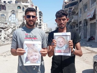Palestínci si v Gaze uctili izraelské obete. Chcú ukázať ľudskosť a odpor k Hamasu
