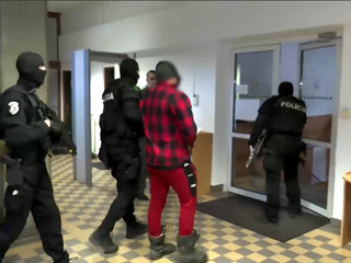 Zápasníka MMA prekvapila razia. Kriminalisti objavili plno zbraní