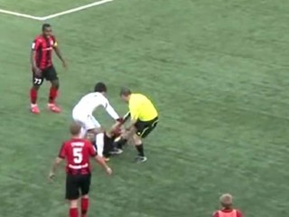 Rozhodca zomrel po údere hráča