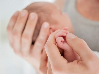 Muž dieťaťom triasol a udrel ho o zem. Neprežilo