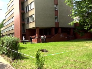 Mladík vyskočil z okna policajnej budovy. Je za tým smutný príbeh kamarátov