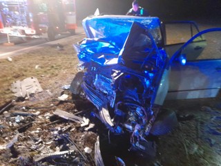 Po zrážke ostal z auta len šrot. Mladík bojuje o život