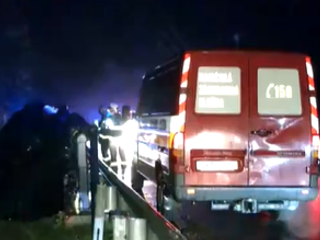Vážna nehoda partie robotníkov. Dodávka zostala visieť z mosta