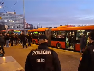 Rizikový zápas v rukách polície: Takto vyzerala situácia pred štadiónom