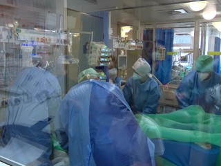 Nechcel sa dať očkovať, spoliehal sa na zdravú životosprávu. Po napojení na pľúcnu ventiláciu rozhodnutie ľutuje