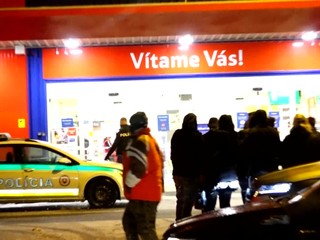 V supermarkete zákazník vytiahol zbraň. Zasahovať museli policajti aj kukláči