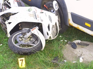 Ďalšia tragédia na ceste: Motorkára po náraze vymrštilo z vozidla